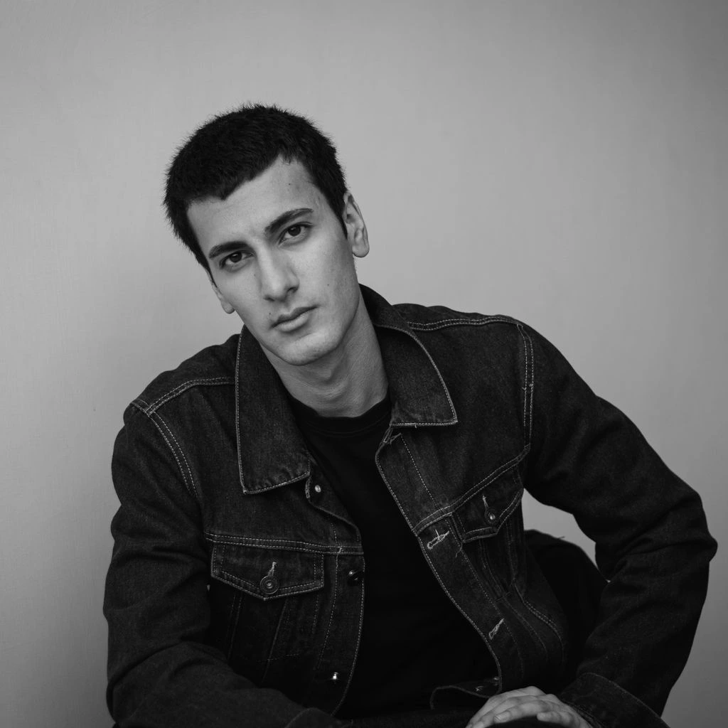 Retrato editorial de Adrián Pérez, psicólogo orientado a talento junior.